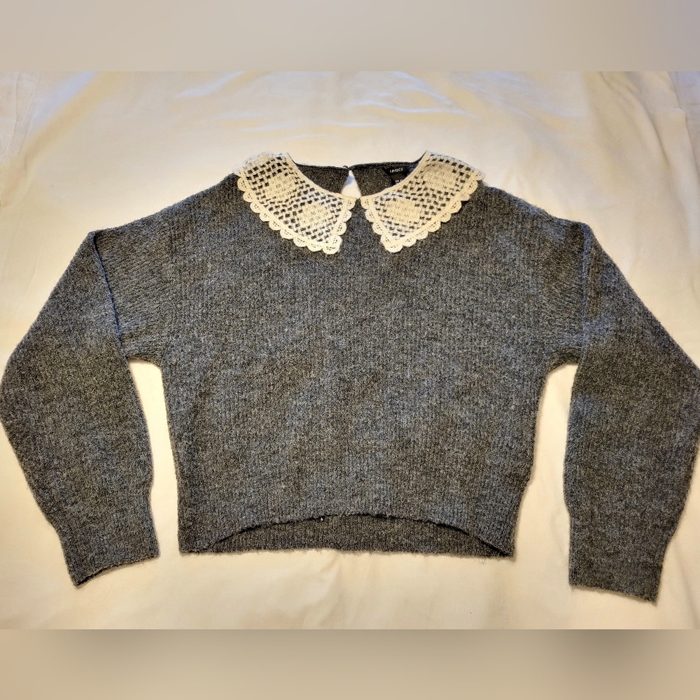 Knitted sweater with crochet lace collar